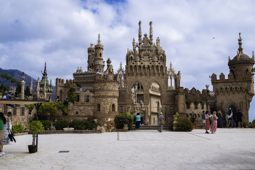 Pedida de mano en el Castillo de Colomares, Benalmádena. Descubre cómo una propuesta de matrimonio llegada desde Canadá se convirtió en una sesión fotográfica inolvidable en la Costa del Sol. Fotografía por Brenda Kihn.