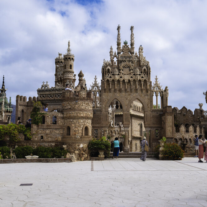 Pedida de mano en el Castillo de Colomares, Benalmádena. Descubre cómo una propuesta de matrimonio llegada desde Canadá se convirtió en una sesión fotográfica inolvidable en la Costa del Sol. Fotografía por Brenda Kihn.