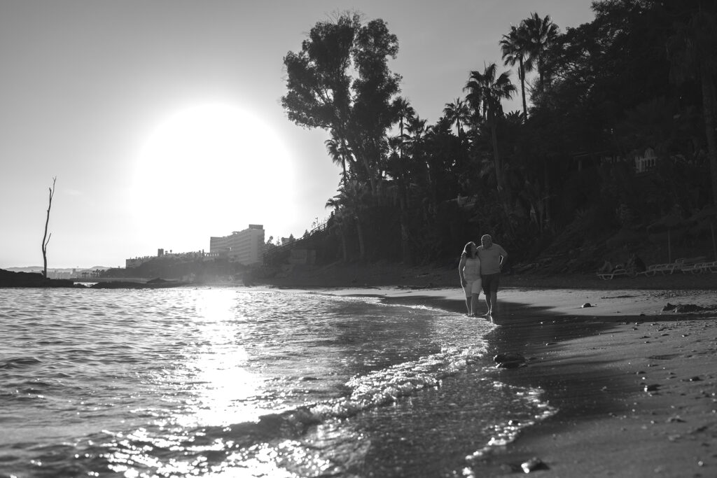 Sesión de fotos para parejas en las playas de Benalmádena en invierno o en verano.