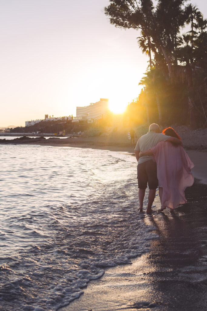 Sesión de fotos para parejas en las playas de Benalmádena en invierno o en verano.