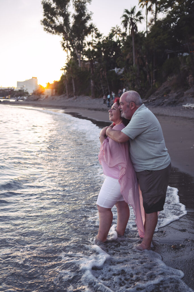 Sesión de fotos para parejas en las playas de Benalmádena en invierno o en verano.