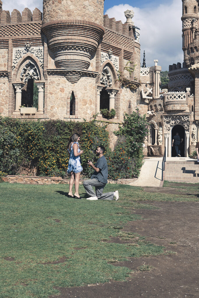Pedida de mano Castillo Colomares Benalmádena Málaga. Fotos profesionales, parejas, bodas. Proposal