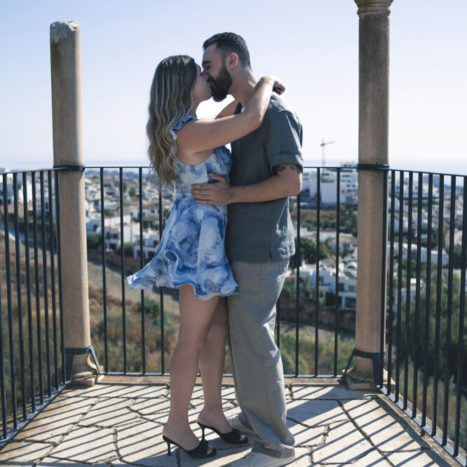 Pedida de mano Castillo Colomares Benalmádena Málaga. Fotos profesionales, parejas, bodas. Proposal